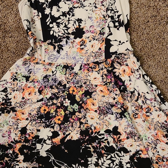 Like new floral sleeveless sundress - Picture 4 of 9
